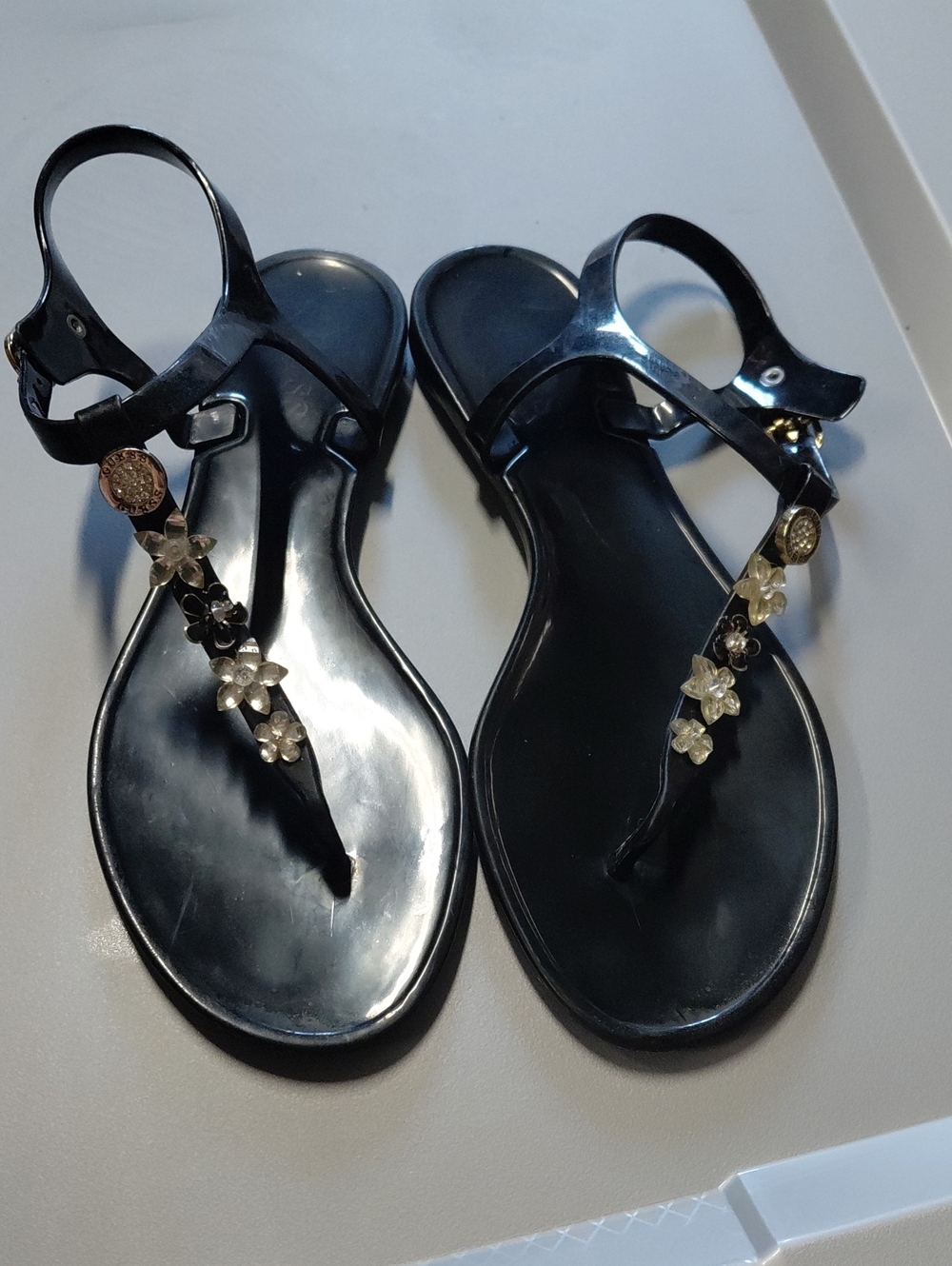 GUESS womens 8 Black Floral T-Strap Jelly Sandals for Women